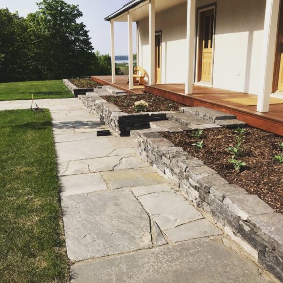 Trottoir et muret de maison en pierres naturelles