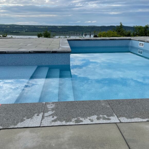 Contour de piscine en pierre
