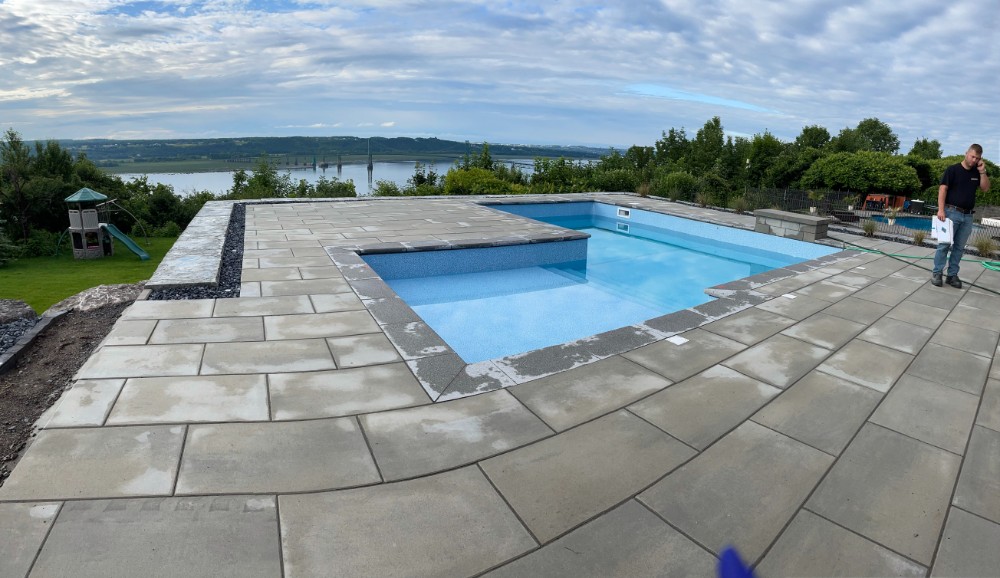 Contour de piscine en pierre